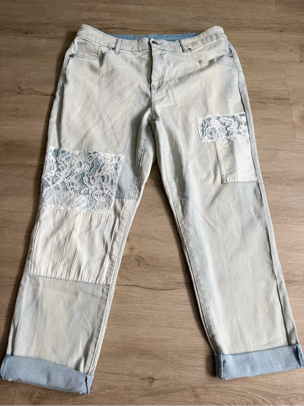Chico’s So Slimming Girlfriend Ankle Lightwash Patchwork Lace Jeans SZ 2.5 - Picture 1 of 9